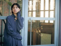 40代がシンプルコーデを洒落見せするにはこなれた「ヌードリップ」がカギです！【河北メイク】