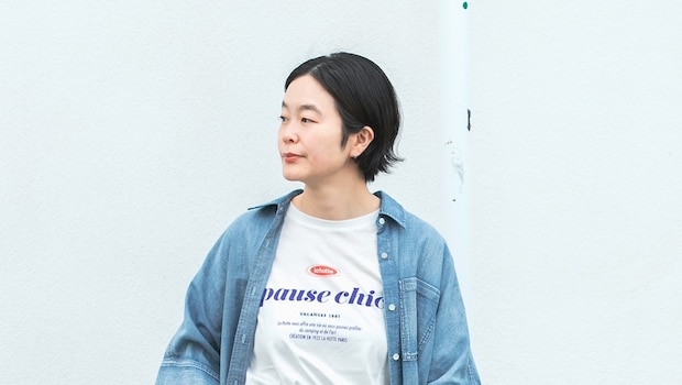 【40代スナップ】「デニムシャツ」なのにシアー！ 軽くて涼しくて、大活躍の予感｜越井恵実さん