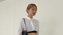 【40代スナップ】地面スレスレ丈「デニムスカート」に超短めシャツあわせがイイ！｜花田百栄さん