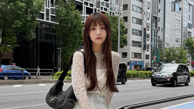 【40代スナップ】デニム×レース×キャミソール！ 異素材レイヤードが最強に可愛い｜小島奏美さん