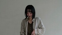 【40代スナップ】大胆ダメージデニムからのぞく「網タイツ」で女っぽさをちょい足し！｜KANAさん