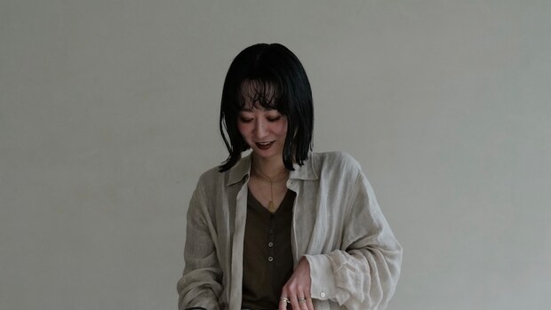 【40代スナップ】大胆ダメージデニムからのぞく「網タイツ」で女っぽさをちょい足し!|KANAさん