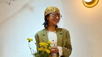 【40代スナップ】デニム×ジャケットコーデに「スカーフとアイウェア」で旬顔に！｜石川千紘さん