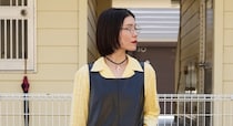 【40代スナップ】初夏のレザードレスを軽やか可愛くまとめるライトオンスデニム｜村上司さん