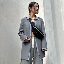 ジャケットスタイルをカッチリさせすぎない「ほんのり肌見せ」が素敵【365日スナップ】大島麻美さん