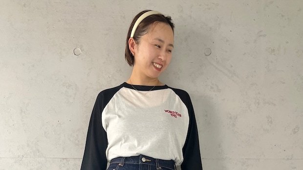 【40代スナップ】透け感トップスに脚長効果のスタイルアップデニムがお似合い♡｜戸塚友理さん