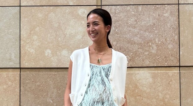 【40代スナップ】ルーズな夏デニムに女っぽ「フェザーキャミ」合わせが今っぽい！｜水谷優芽さん