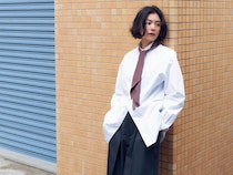 程よい甘さとモードさでお仕事シーンにも、スニーカーにもOK！ 【ロエフ】の名品シャツとパンツ