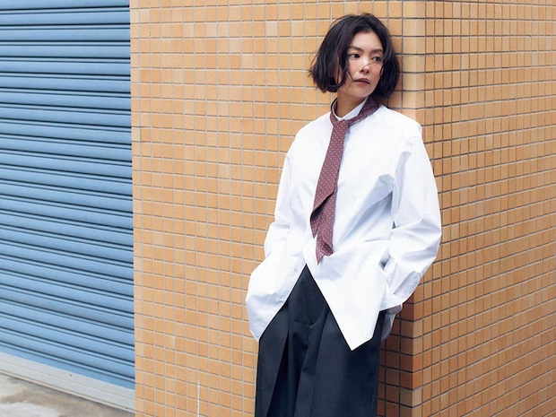 程よい甘さとモードさでお仕事シーンにも、スニーカーにもOK！ 【ロエフ】の名品シャツとパンツ