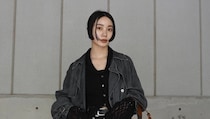 【40代スナップ】「ダメージデニム」はキレイめトップス合わせで女度高くまとめて！｜YUUKAさん
