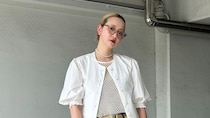 【40代スナップ】インパクト大のひと癖デニムはシンプルコーデのハズしに投入！｜波田桜子さん