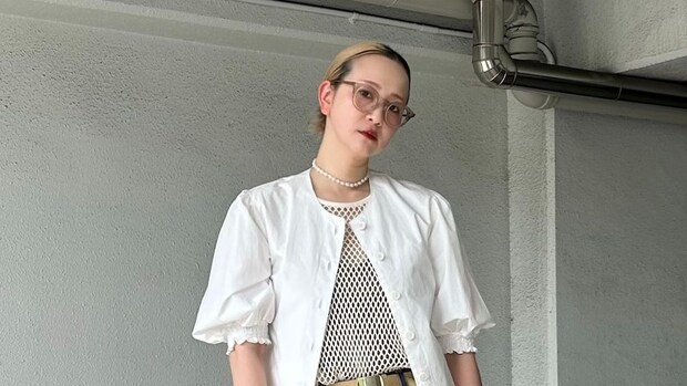 【40代スナップ】インパクト大のひと癖デニムはシンプルコーデのハズしに投入！｜波田桜子さん
