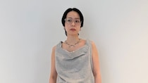 【40代スナップ】カジュアルな「リメイクデニム」にはアクセ使いが欠かせない！｜福井清夏さん