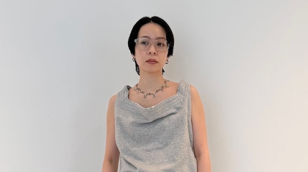 【40代スナップ】カジュアルな「リメイクデニム」にはアクセ使いが欠かせない！｜福井清夏さん