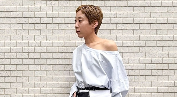 【40代スナップ】初夏は「肌見せ」と爽やかカラーできれいめデニムコーデに！｜加地美咲さん