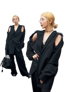 肩がばっくり開いたジャケットが主役。まとめ髪でバランスを【舘かおりさんの私服スナップ】