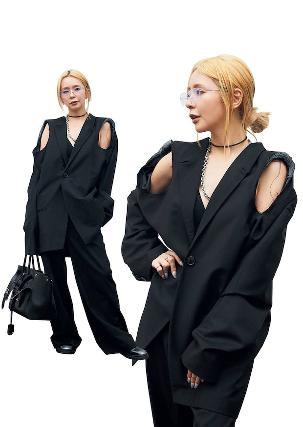 肩がばっくり開いたジャケットが主役。まとめ髪でバランスを【舘かおりさんの私服スナップ】