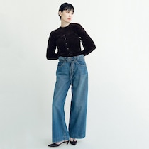売れていると噂。【リーバイスのバギーデニム】はベロアトップス合わせがクラシカルで今っぽくて素敵