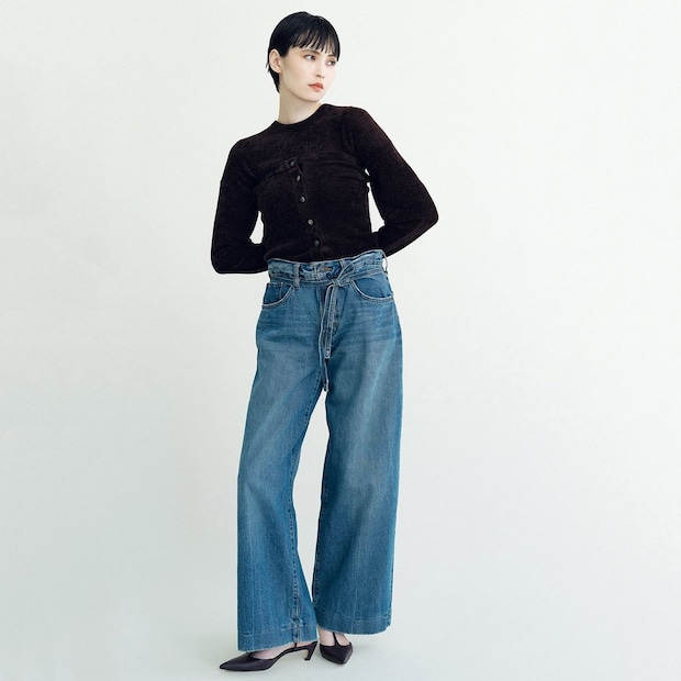 売れていると噂。【リーバイスのバギーデニム】はベロアトップス合わせがクラシカルで今っぽくて素敵