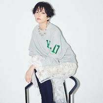【オーバーサイズなスエット着こなし術】光沢感のあるキャミドレス合わせは甘過ぎずに愛らしい！