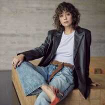 デニム×レザージャケットには「白T」くらいがちょうどいい。40代のデニムスタイルの正解を探せ！