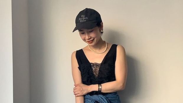 【40代スナップ】デニム×ブラック×「キレイめビーサン」でデニムの魅力が倍増♡｜梅本愛子さん