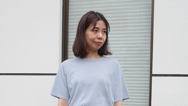 【40代スナップ】初夏に快適！シルエット美「デニムライクパンツ」が活躍の予感｜青山沙起子さん