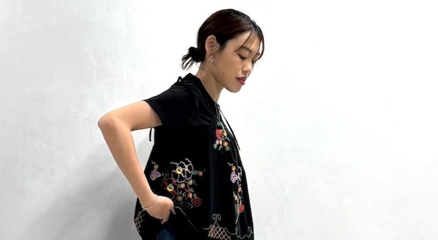 【40代スナップ】古着ライクな「カーブデニム」に刺繍キャミ合わせが旬の可愛さ!|栗原 澪さん