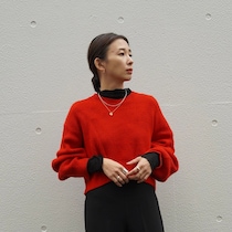 ボリューミーな袖にショート丈！“赤ニット”でメリハリコーデが完成【365日スナップ】小川晴香さん