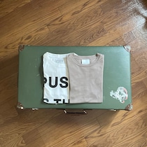 衣替えや旅行に超使えるプロのテクニック！今さら聞けない簡単キレイな【Tシャツのたたみ方】3選