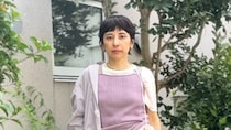 【40代スナップ】パープル味のあるデニムが中心の「ライラックカラー」コーデが素敵｜郡司杏さん