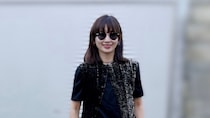 【40代スナップ】カジュアルなTシャツコーデも「ツヤ」を意識すれば品よく決まる｜小川晴香さん