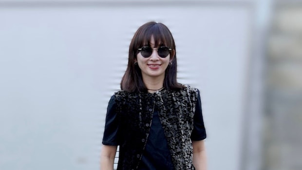 【40代スナップ】カジュアルなTシャツコーデも「ツヤ」を意識すれば品よく決まる｜小川晴香さん