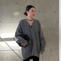 メンズのカーディガンで作る女性らしさは「ベルボトムパンツ」がカギ【365日スナップ】 楠原愛さん