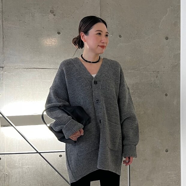 メンズのカーディガンで作る女性らしさは「ベルボトムパンツ」がカギ【365日スナップ】 楠原愛さん