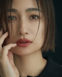 人気ヘアメイク岡田知子さんの秋コスメベスト3で作る「フレンチシックでヒロイン顔」メイク術を披露