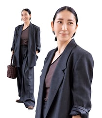 おしゃれな大人のジャケットが華やぐアシンメトリーなインナーとは？【林 涼子さんの私服スナップ】