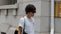 【40代スナップ】シンプルTを洒落見せするカギは「袖まくり」とバルーンパンツ｜正中雅子さん
