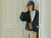 「いいモノを着た」で完結させない！ ベーシック服には【ラフな小物でオチをつける】と洒落見え
