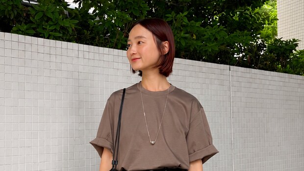 【40代スナップ】「シンプルT」を大人のミニマルコーデ見せする上品ハーフパンツ｜香田宏子さん