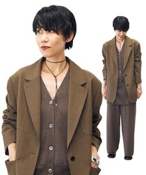 旬なブラウントーンのジャケットは上下ニットを合わせてリラクシーに【伊藤文恵さんの私服スナップ】