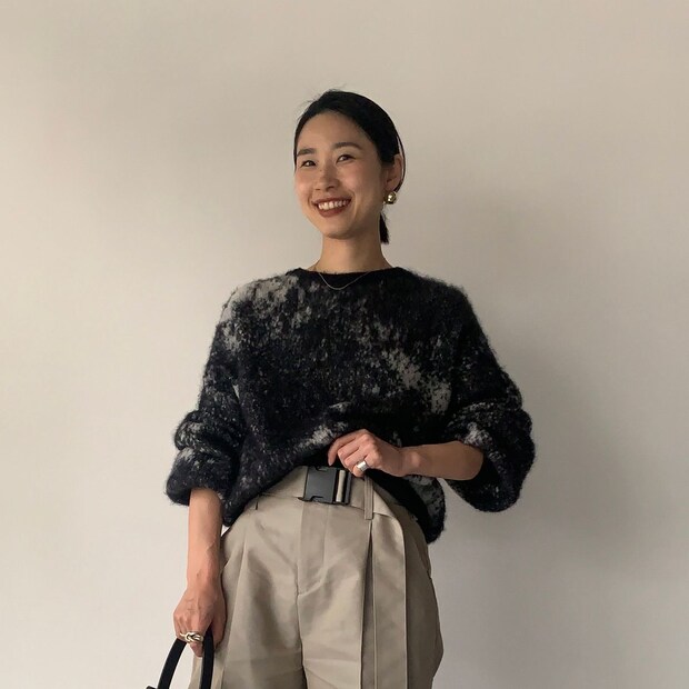 普通すぎないショート丈のニットはワイドチノで洗練ムードに!【365日スナップ】梅本愛子さん