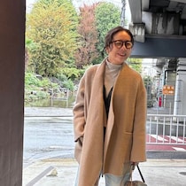 小物をきかせてニュアンスカラーコートをほどよいリラックスな装い【365日スナップ】出原杏子さん