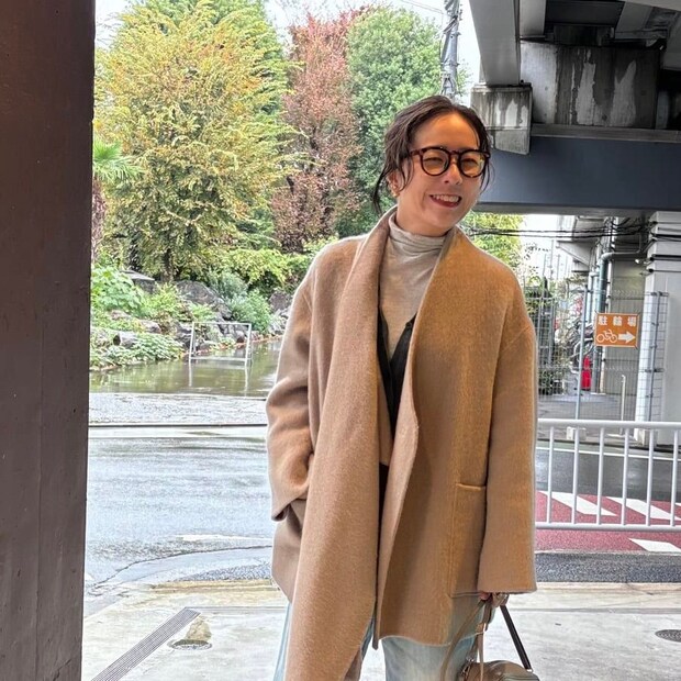 小物をきかせてニュアンスカラーコートをほどよいリラックスな装い【365日スナップ】出原杏子さん