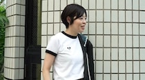 【40代スナップ】シックなアイテム合わせで「ミッキーマウスT」が大人の可愛さに｜青木華絵さん