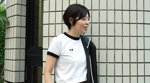 【40代スナップ】シックなアイテム合わせで「ミッキーマウスT」が大人の可愛さに|青木華絵さん