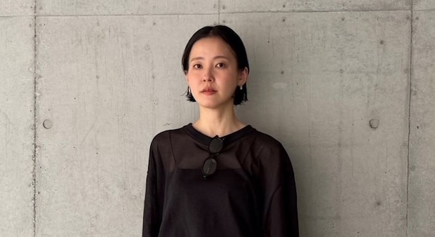 【40代スナップ】夏のオールブラックコーデは「シアーT」が洒落るカギです!|上枝みどりさん