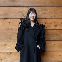 一枚でサマになって長く着たい！大人のドレッシーなコートは必見【365日スナップ】西側愛弓さん