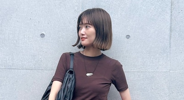 【40代スナップ】旬のブラウンは夏、「シアーT」で取り入れるのが大人っぽい！｜安達あゆ実さん