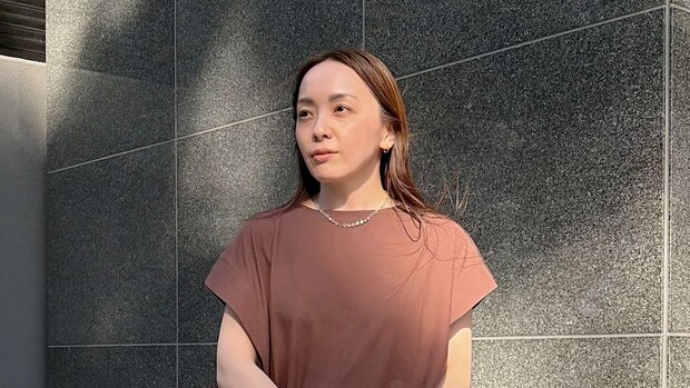【40代スナップ】蒸す日も快適生地の「ドロストT」はボトムを選ばず夏に最高！｜小野寺貴子さん